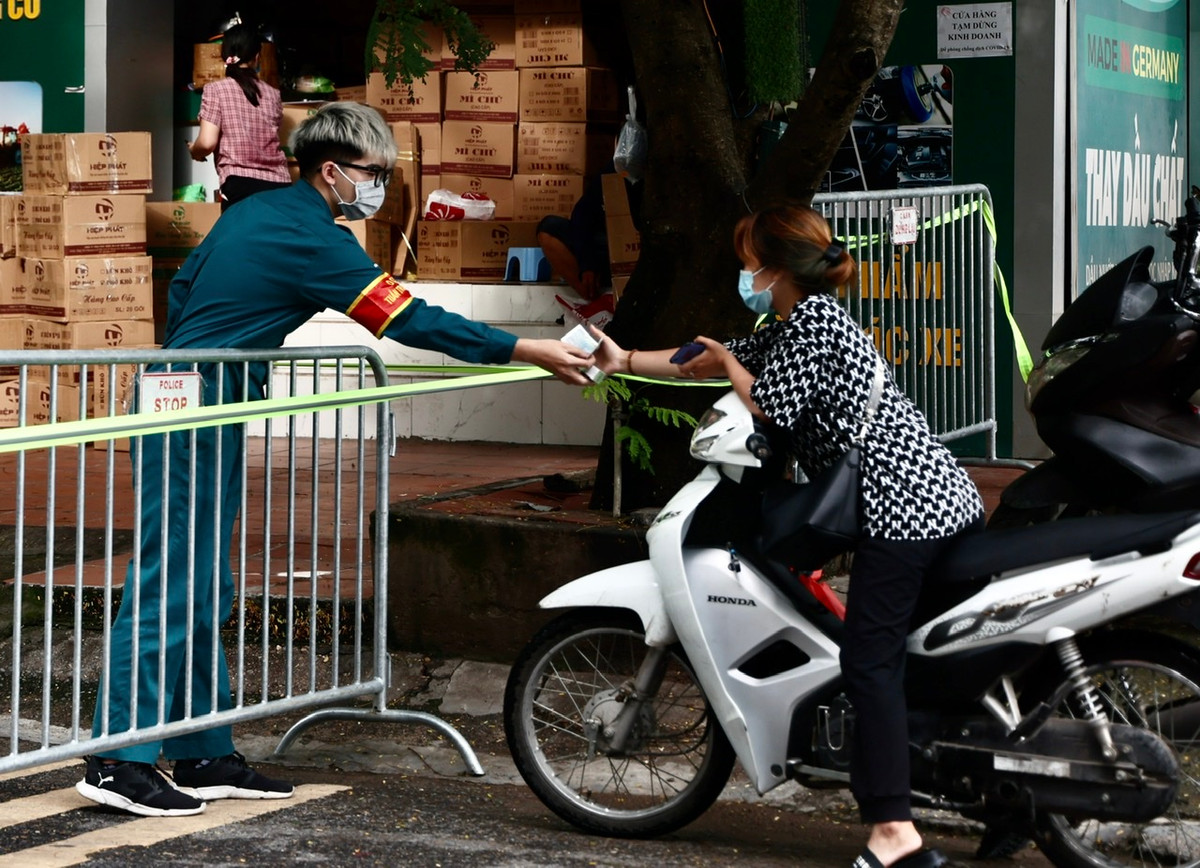 Phường Hoàng Văn Thụ cũng đã cung cấp các số điện thoại đường dây nóng của Trạm Y tế, Công an phường, UBND phường để người dân gọi khi cần thiết.