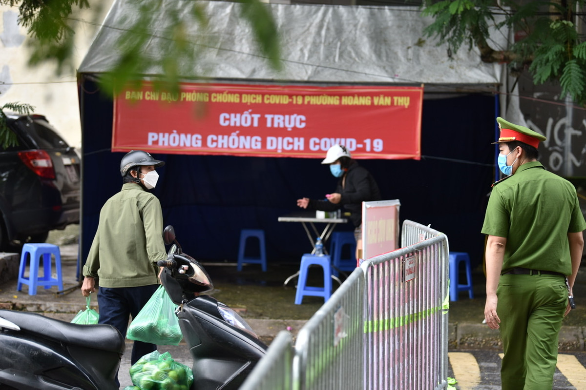 UBND phường Hoàng Văn Thụ giao Công an phường kiểm soát, xử lý nghiêm những trường hợp không tuân thủ quy định phòng chống dịch.