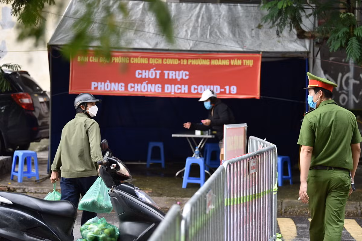 UBND phường Hoàng Văn Thụ giao Công an phường kiểm soát, xử lý nghiêm những trường hợp không tuân thủ quy định phòng chống dịch.