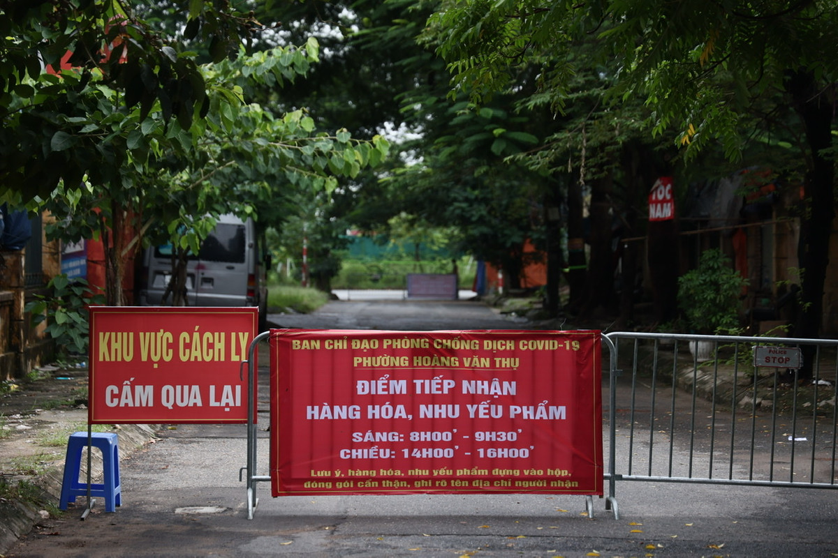 Toàn bộ lối vào Chung cư Đền Lừ 2 bị lập rào cứng chặn lại.