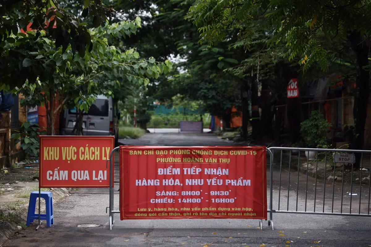 Toàn bộ lối vào Chung cư Đền Lừ 2 bị lập rào cứng chặn lại.