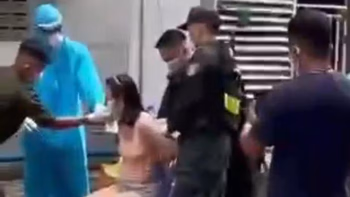 Binh Duong pha cua, khong che mot phu nu di test COVID-19-Hinh-2