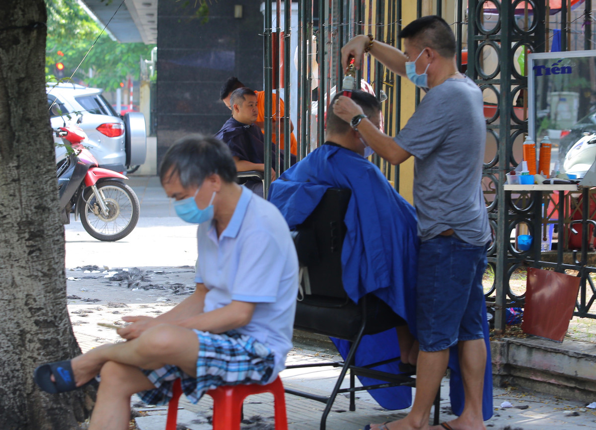 Anh Tiến - chủ cửa hàng cắt tóc trên phố Tô Hiệu (Cầu Giấy) cho biết khách quen gọi điện rất nhiều nhưng anh không dám nhận, ai đến trước thì cắt trước.