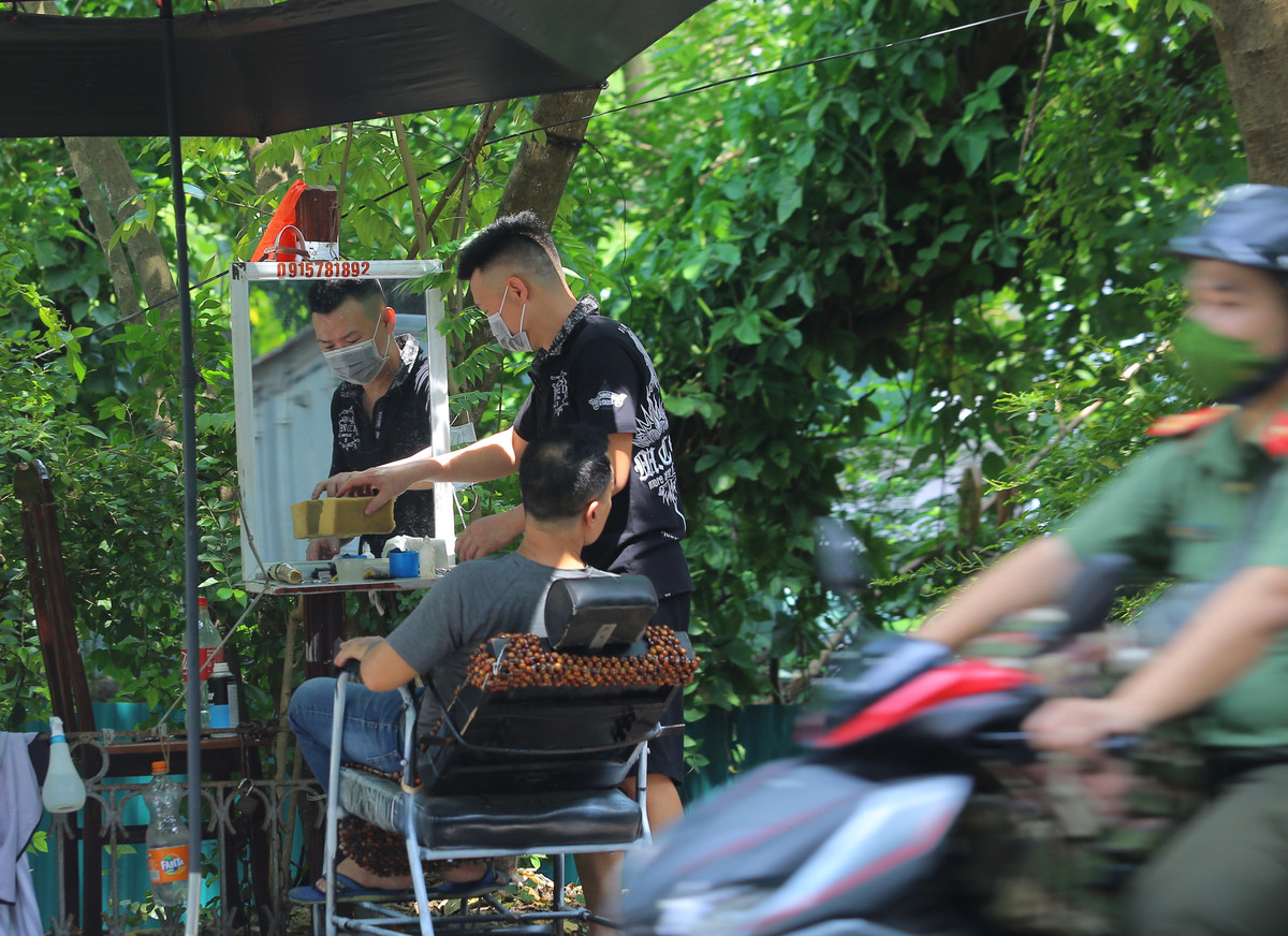 Ngay khi mở cửa trở lại, các tiệm cắt tóc vỉa hè đã đông nườm nượp khách.