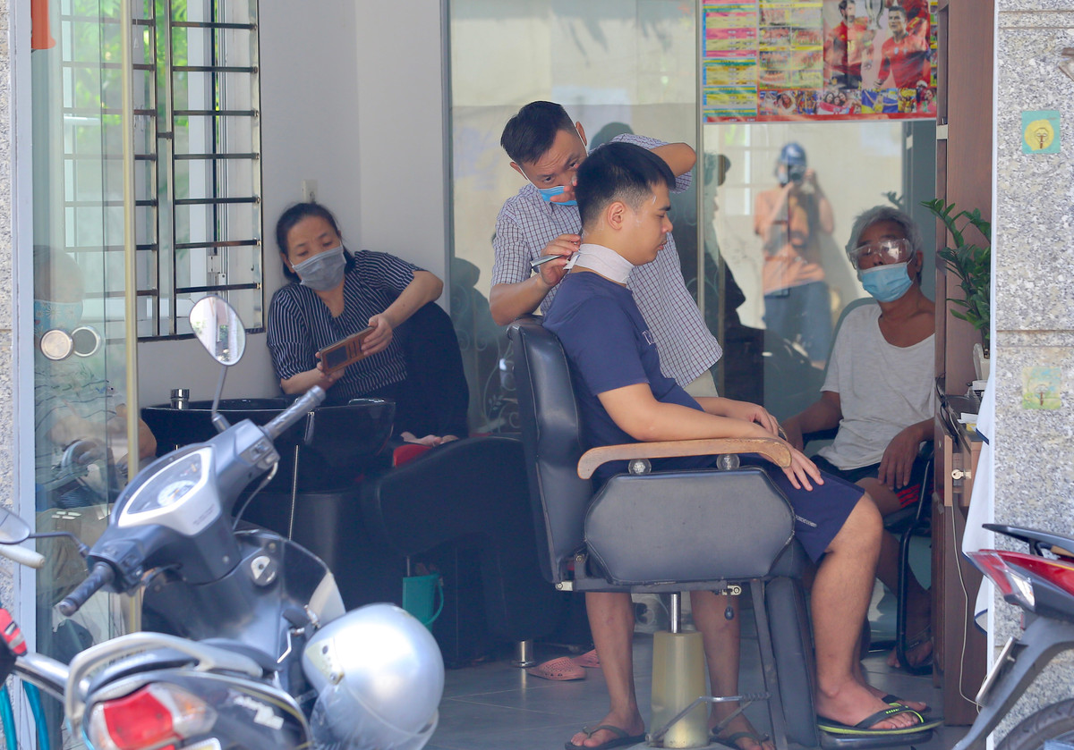 Trên đường Ngọc Hà (Ba Đình), nhiều cửa hàng cắt tóc nam đã mở cửa trở lại. Những cửa hàng này đều phải thực hiện quy định phòng chống dịch COVID-19 khi mở cửa.