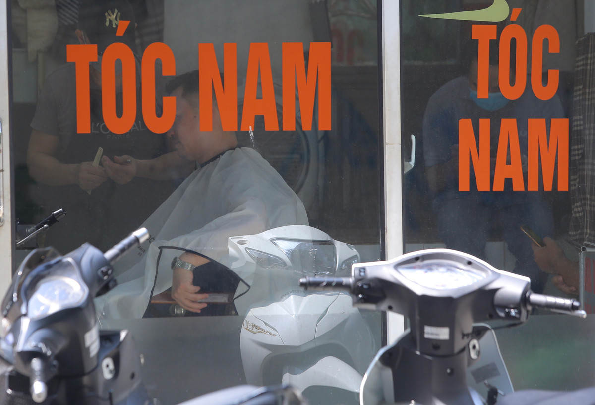 Theo quan sát của PV báo Tri thức và Cuộc sống, các cửa hàng cắt tóc sang chảnh cũng mở cửa nhưng chưa đông khách.