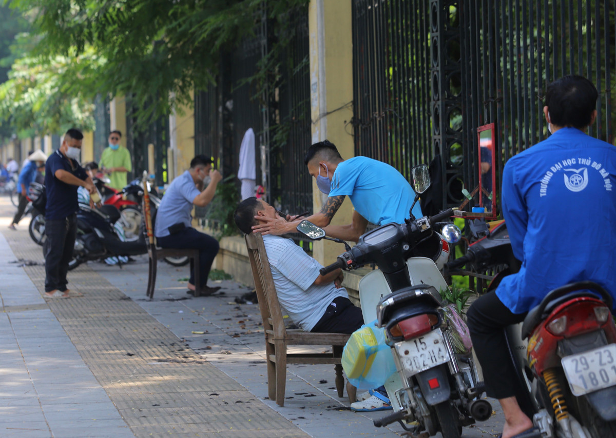Cùng với cắt tóc, gội đầu nhiều hoạt động kinh doanh khác của Hà Nội cũng được mở lại. Theo văn bản hướng dẫn mới nhất, Hà Nội sẽ không phân 3 vùng mà chỉ tập trung khoanh điểm vùng có dịch để mở dần lại mọi hoạt động.