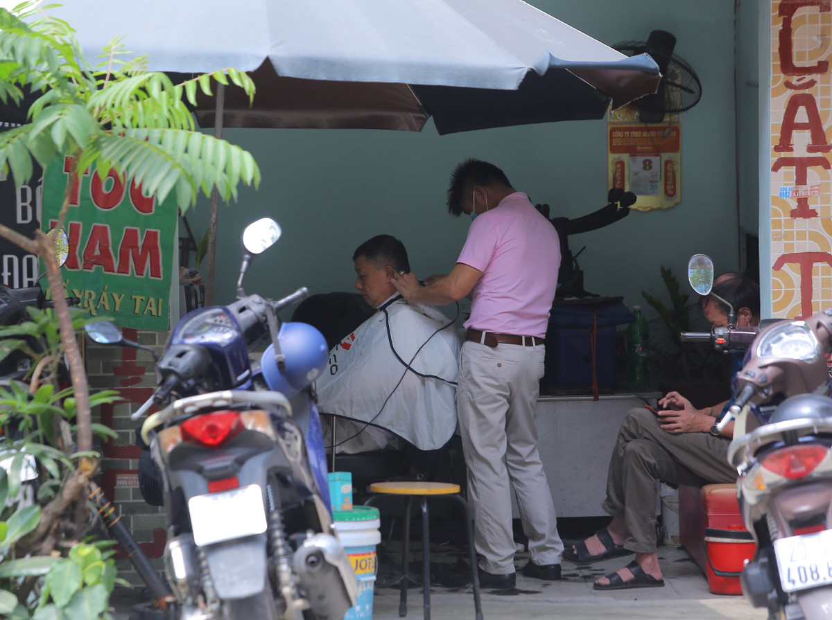 Do thời tiết mát mẻ nên các cửa hàng cũng không bật máy lạnh, mở cửa để khách ngồi chờ trong môi trường thoáng.