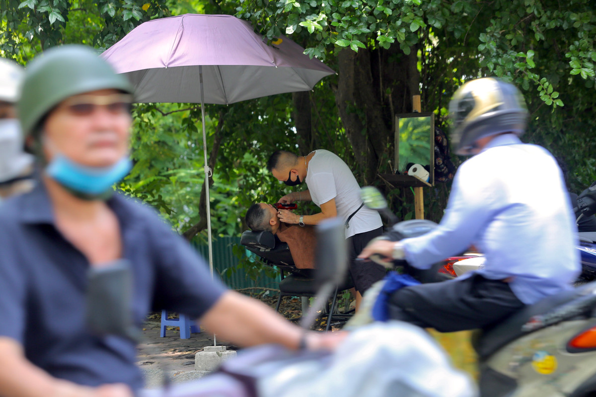 Nguyên nhân do xu hướng người dân ngại vào salon tóc máy lạnh, thích những nơi thoáng đãng, ít tiếp xúc người lạ hơn.
