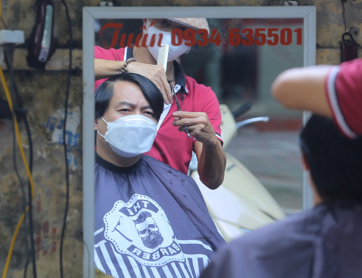 Phố Thái Thịnh (quận Đống Đa) là một trong những điểm cắt tóc vỉa hè đông khách nhất Hà Nội do nằm ở khu trung tâm lại toàn cửa hàng có thời gian hoạt động tới hàng chục năm.