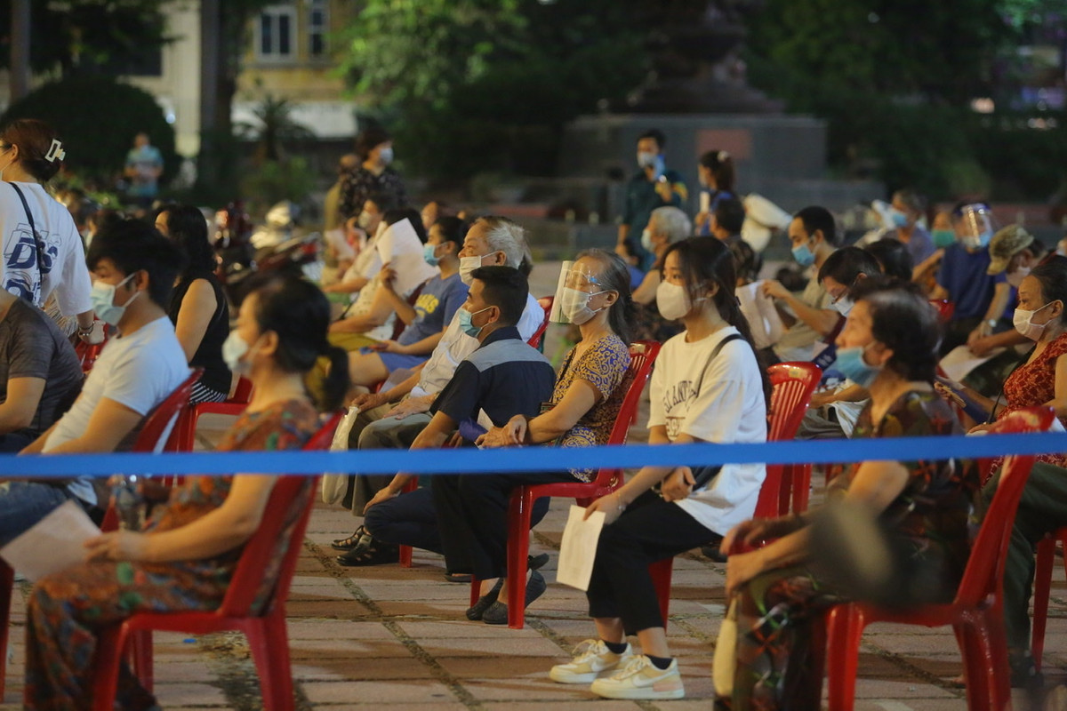 Việc chuyển xuống tiêm vào buổi tối sẽ có điều kiện thời tiết mát mẻ, rất có lợi cho những người trên 65 tuổi.