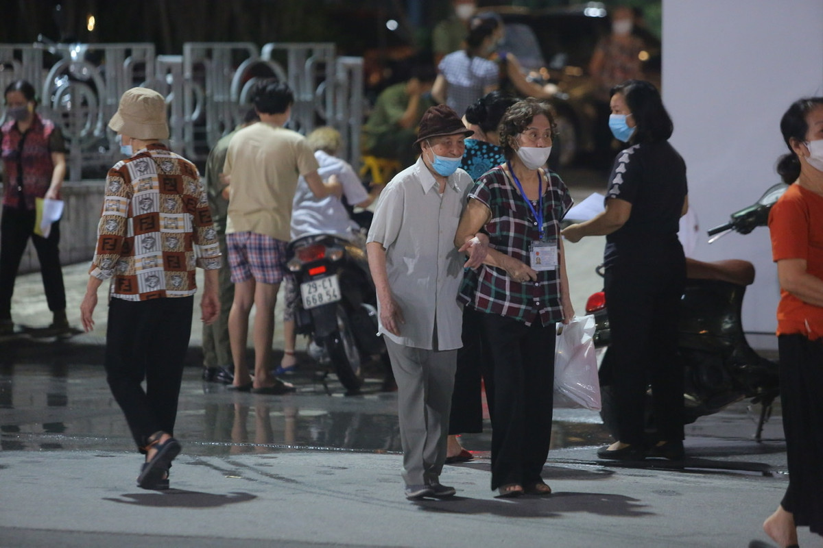 Nguoi dan Ha Noi di tiem vac xin trong toi muon-Hinh-2