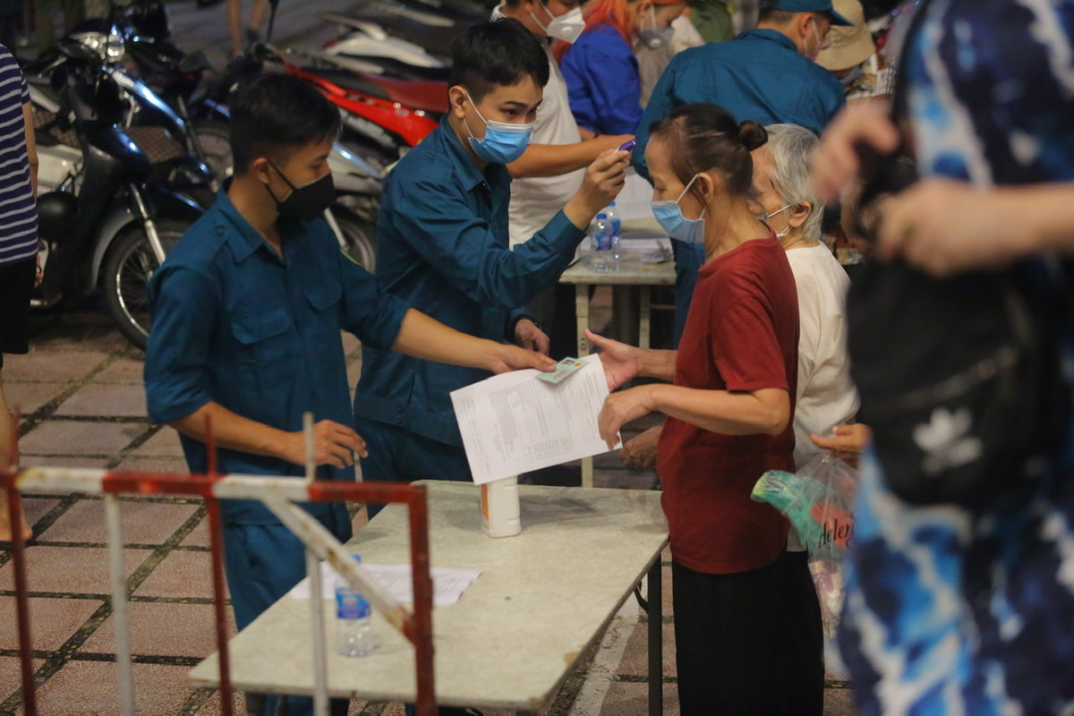 Trong tối nay, quận Hoàn Kiếm đã tổ chức tiêm cho người dân phường Cửa Nam và phường Trần Hưng Đạo.