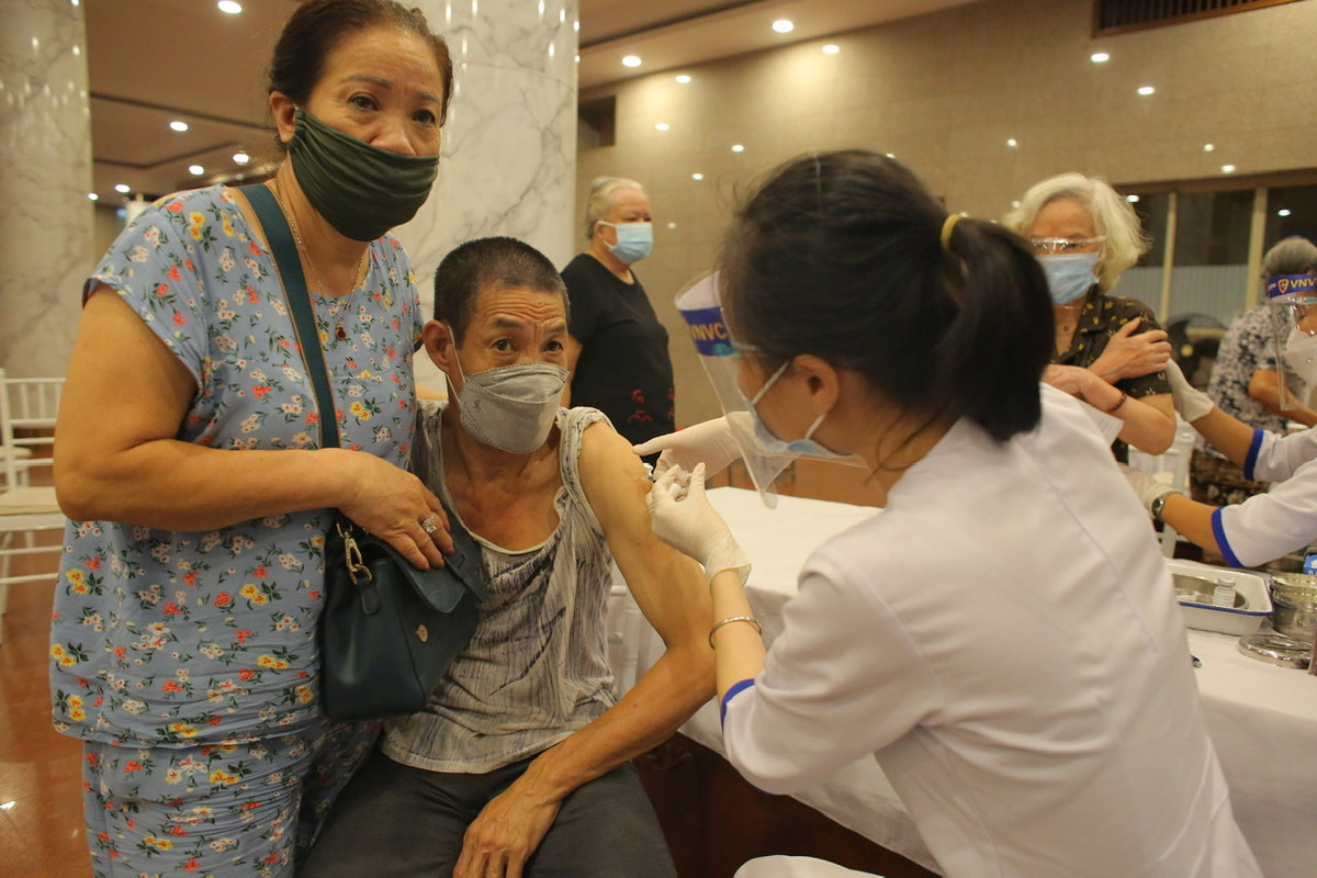 Người dân được hướng dẫn tới tiêm theo khung giờ để tránh tập trung đông người.
