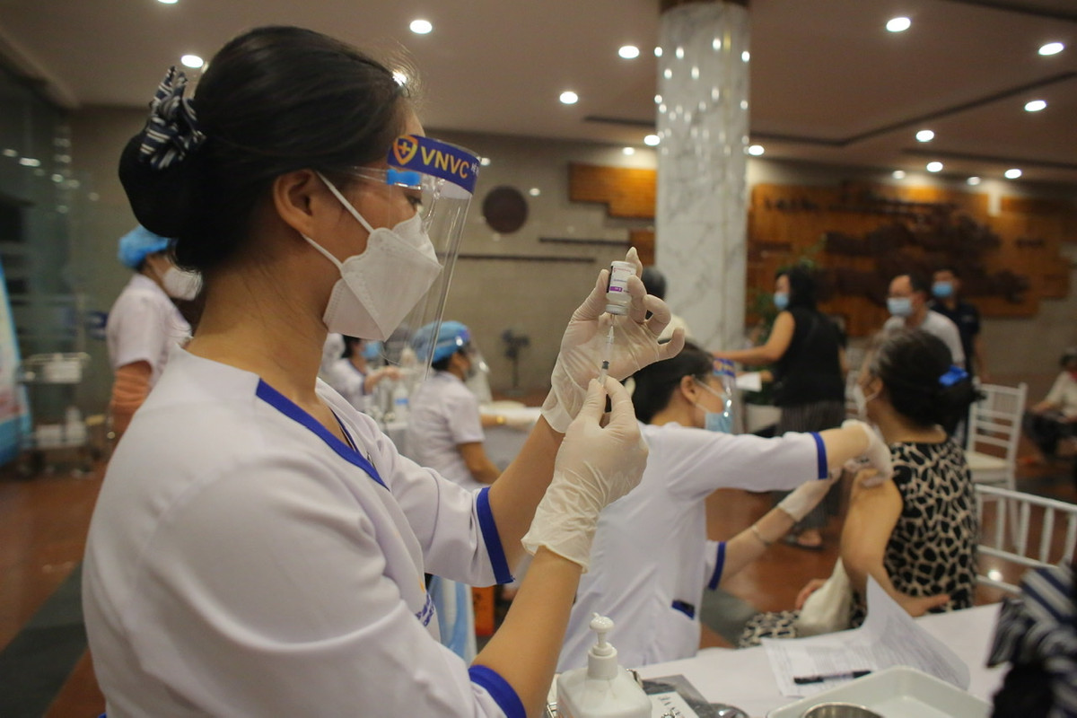 Theo ghi nhận của PV báo Tri thức và Cuộc sống, vắc xin tiêm tại quận Hoàn Kiếm là AstraZeneca.