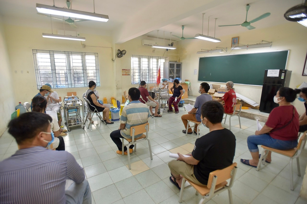 Được biết, trong ngày 10/9, điểm tiêm trường THCS Đền Lừ 2 phường Hoàng Văn Thụ thực hiện tiêm 1500 mũi. Thời gian tiêm từ 7h tới 21h hoặc tới khi hết danh sách.