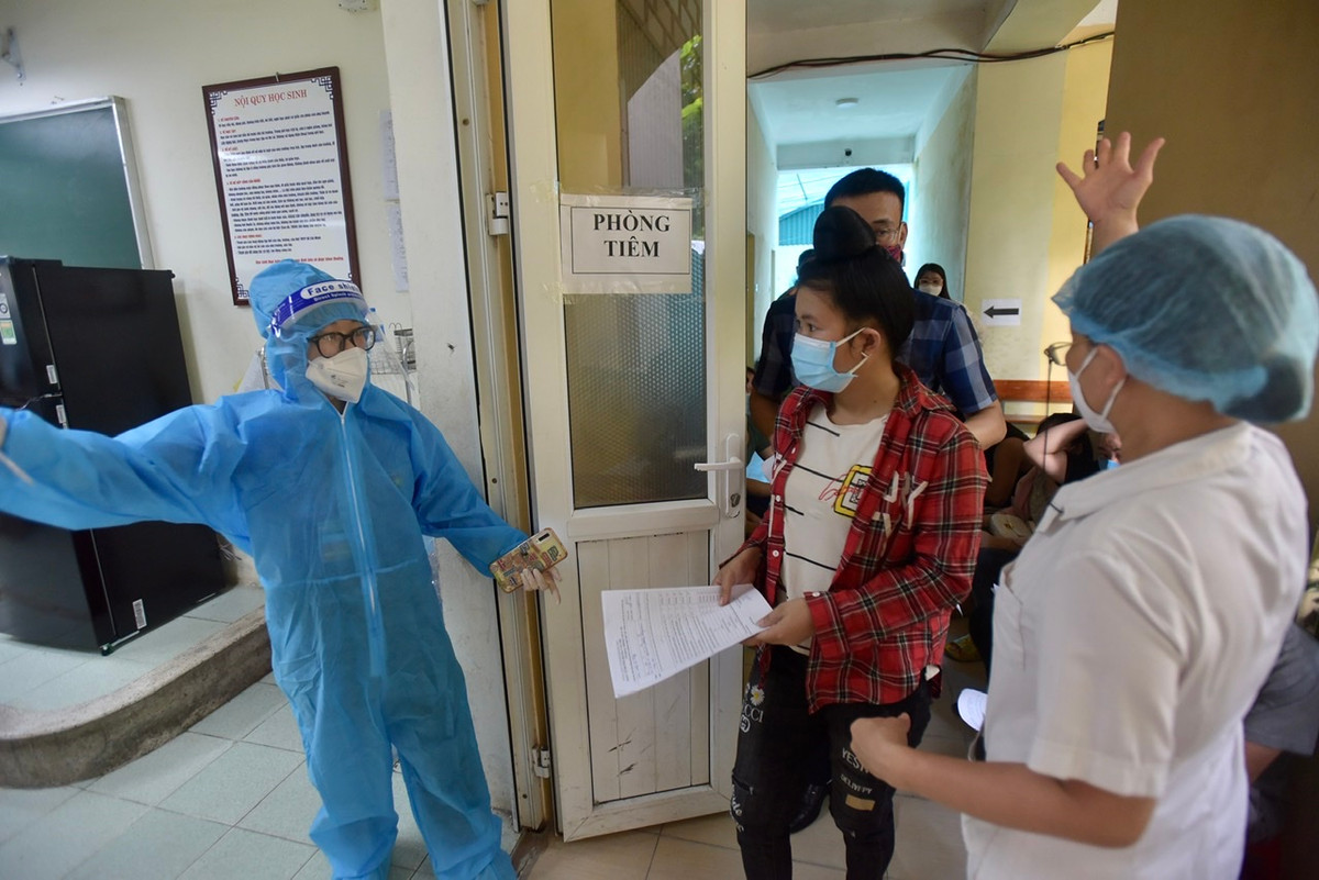 Em Lường Thị Thuỷ (SN 2000, Sơn La) cho biết: "Tuy em có hơi lo lắng nhưng được tiêm vắc xin thời điểm này là sự quan tâm lớn của chính quyền địa phương dành cho công nhân lao động mất việc".