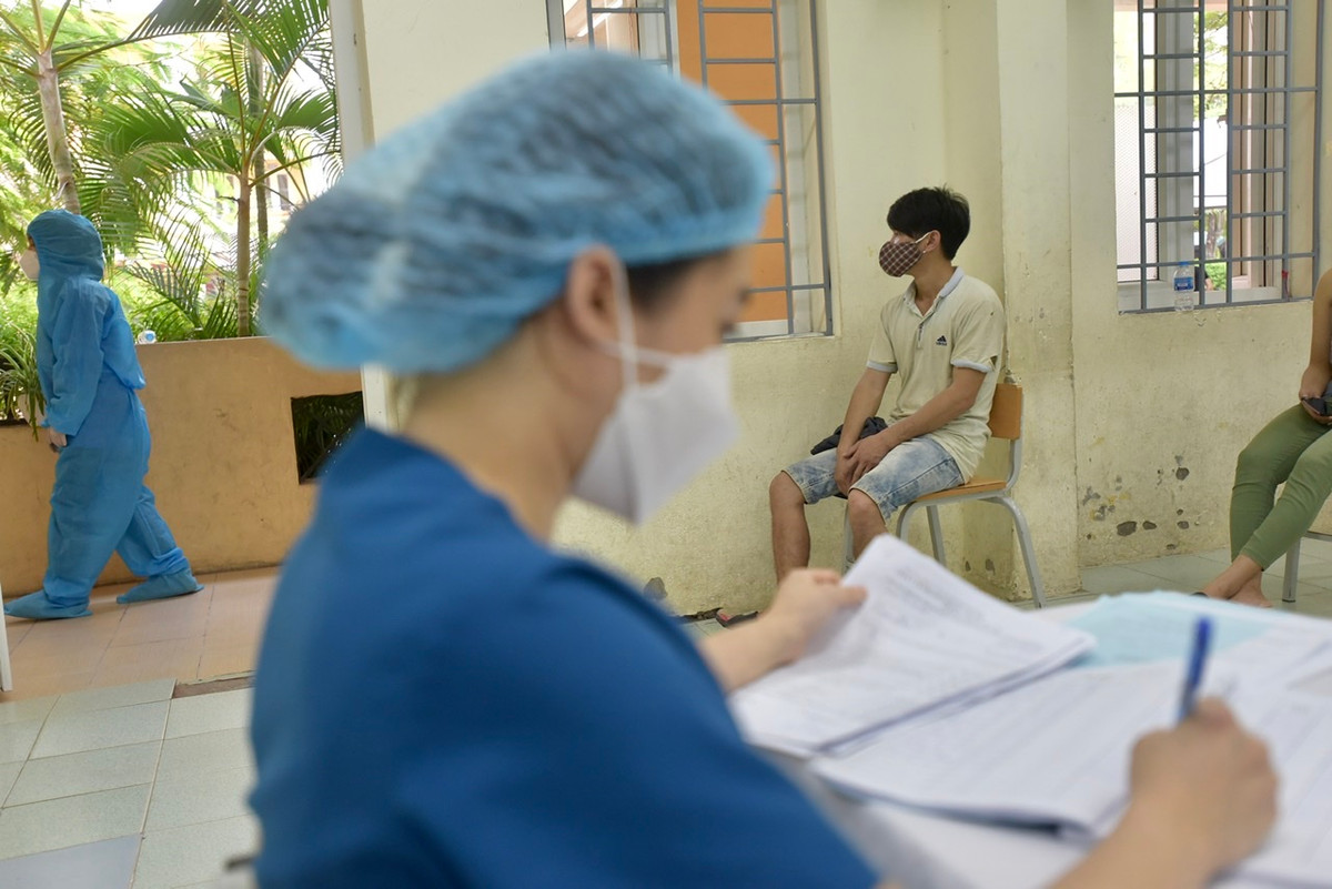 Địa bàn quận Hoàng Mai hiện đang được coi là “vùng đỏ” do trên địa bàn có chợ đầu mối, công trình xây dựng, người lao động thuê trọ nhiều.