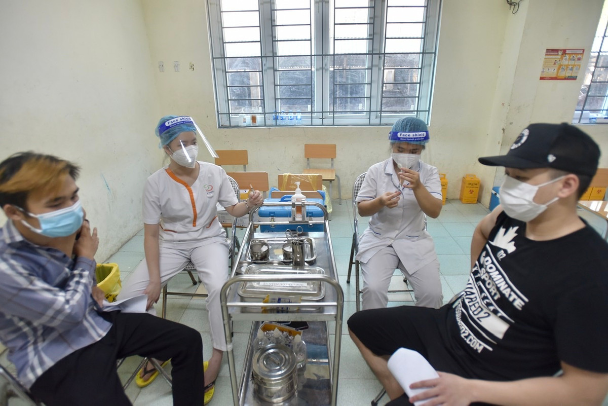 Thiêu tá Trung cho biết thêm, trong thời gian tạm dừng hoạt động, chủ đầu tư đã phối hợp với chính quyền địa phương tạo điều kiện cho hơn 300 công nhân này ăn ở tại chính công trình.