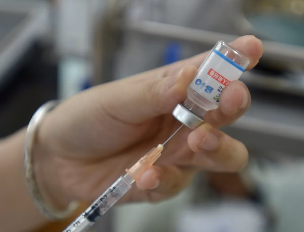 Vắc xin được tiêm trên địa bàn quận Hoàng Mai là Vero Cell. Trước đây loại vắc xin này hiếm nhưng nay đã có đủ để tiêm trên địa bàn quận Hoàng Mai.