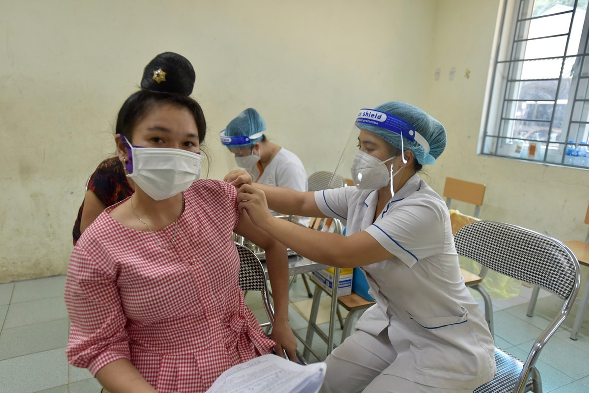 Chị Vàng Thị Mun (dân tộc Thái, Sơn La) cho biết, đa phần công nhân ở đây đều cùng quê rủ nhau lên Hà Nội làm việc. “Chúng tôi rất bất ngờ khi nhận thông báo được tiêm vắc xin để yên tâm chờ tiếp tục công việc”, chị Mun nói.