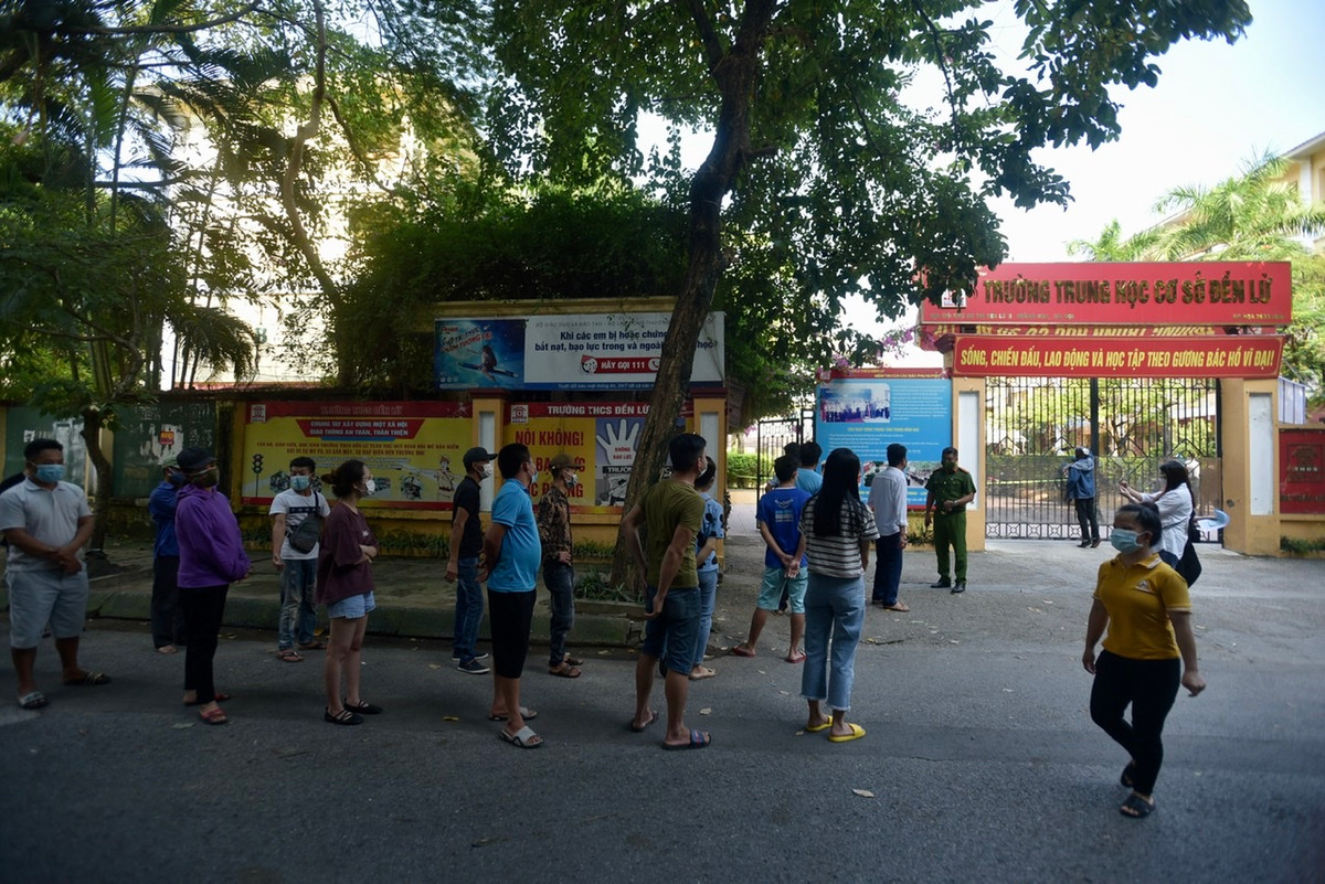 UBND phường Hoàng Văn Thụ (quận Hoàng Mai, Hà Nội) vừa tiến hành tiêm vắc xin cho hơn 300 công nhân bị mắc kẹt trên địa bàn.