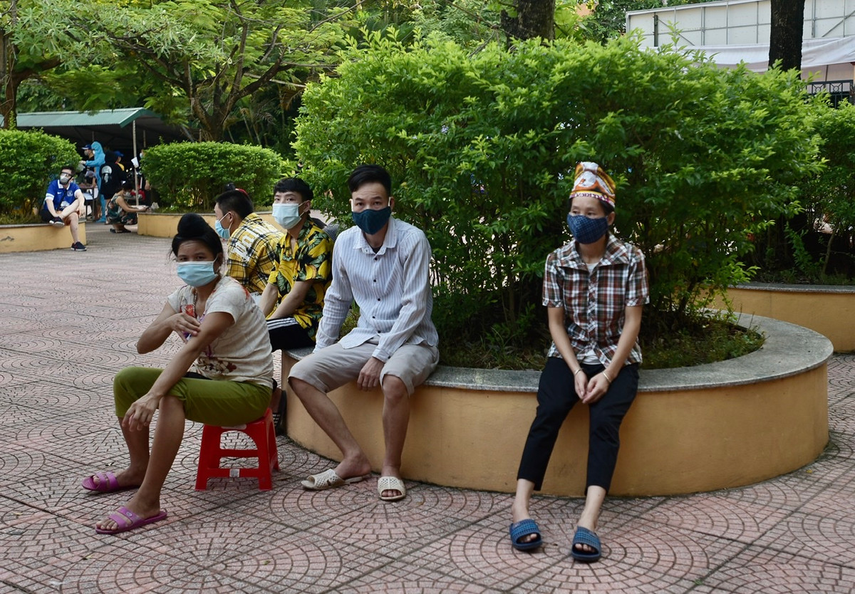 Đây là những công nhân người dân tộc đang làm việc tại một công trình trên địa bàn phường Hoàng Văn Thụ. Do dịch bệnh COVID-19 nên công trình này phải lùi thời gian thi công.