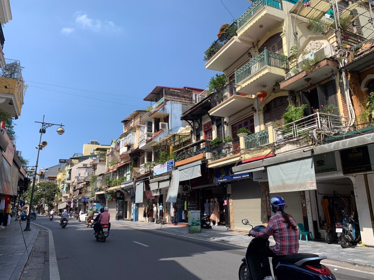 Cũng trong ngày hôm nay, một số cửa hàng quần áo trên phố Hàng Ngang, Hàng Đào (quận Hoàn Kiếm) cũng đã bắt đầu mở cửa trở lại.