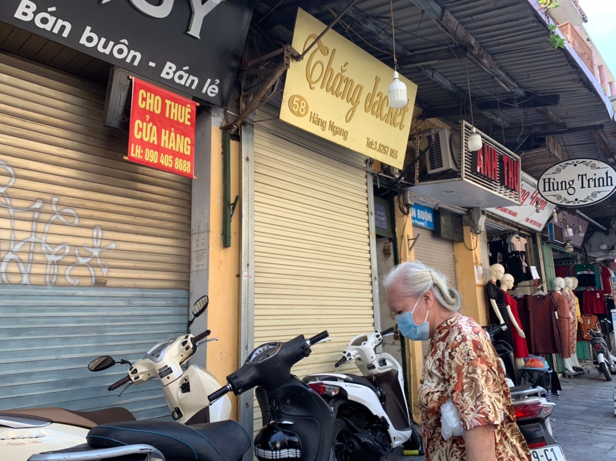 Tuy nhiên, hầu hết cửa hàng quần áo thời trang trên khu vực phố cổ Hà Nội vẫn đóng cửa hoặc treo biển cho thuê.