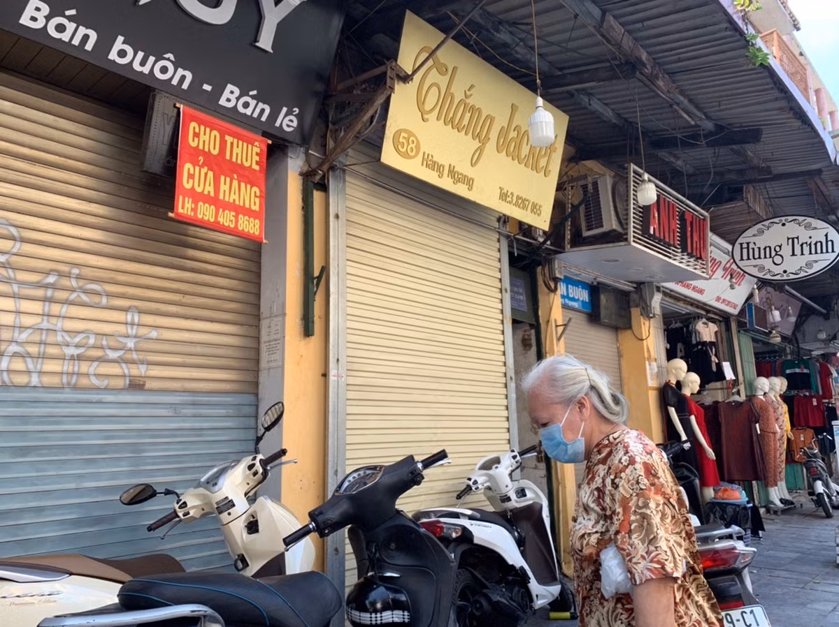 Tuy nhiên, hầu hết cửa hàng quần áo thời trang trên khu vực phố cổ Hà Nội vẫn đóng cửa hoặc treo biển cho thuê.