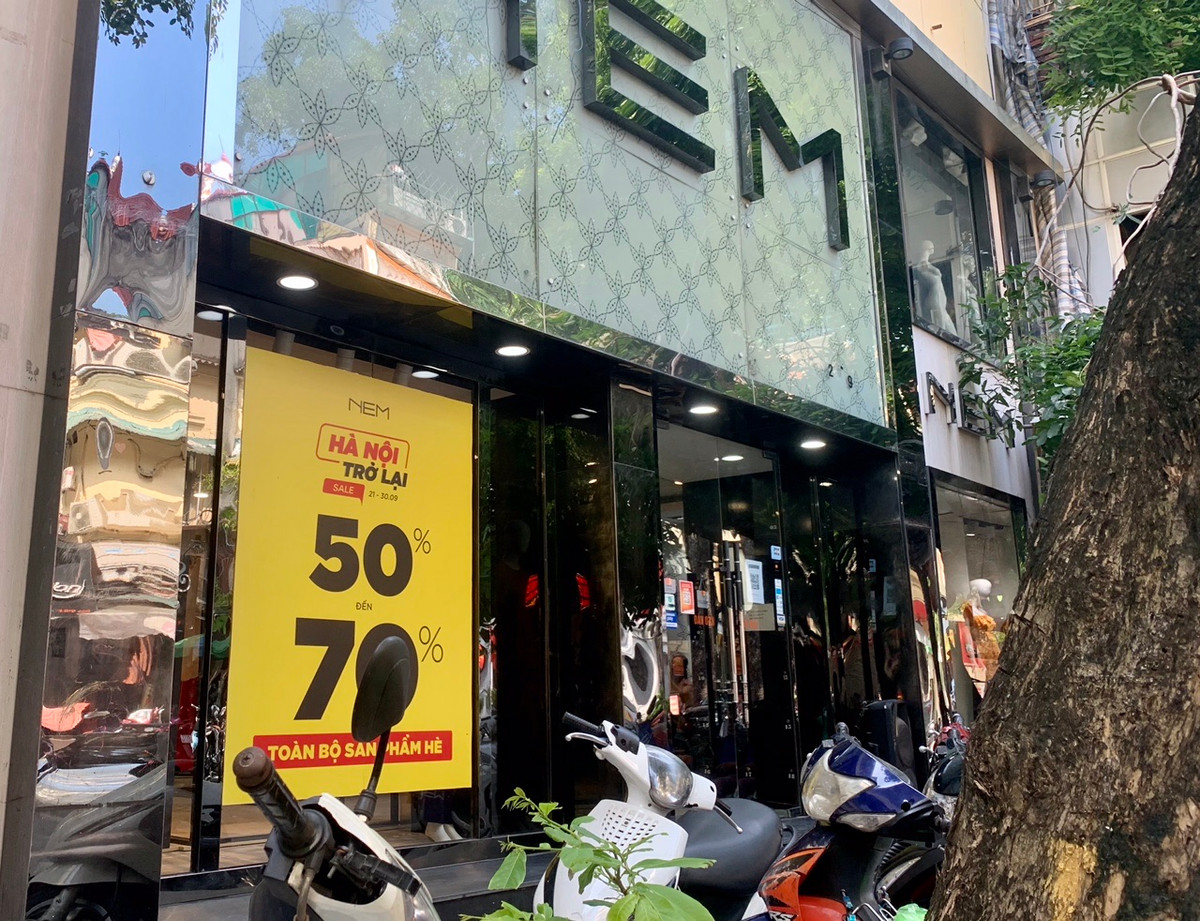 Các thương hiệu lớn của ngành thời trang cũng rơi vào tình trạng tương tự khi có những chương trình “sale sốc”.