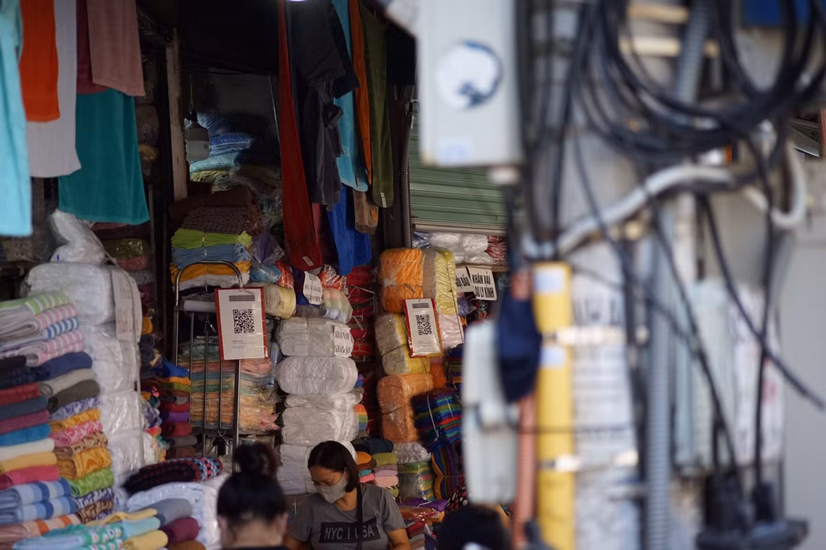 Những người bán hàng ở đây cho biết, nguồn khách chính tại phố cổ Hà Nội là du khách nước ngoài và đổ buôn đi các tỉnh khác.