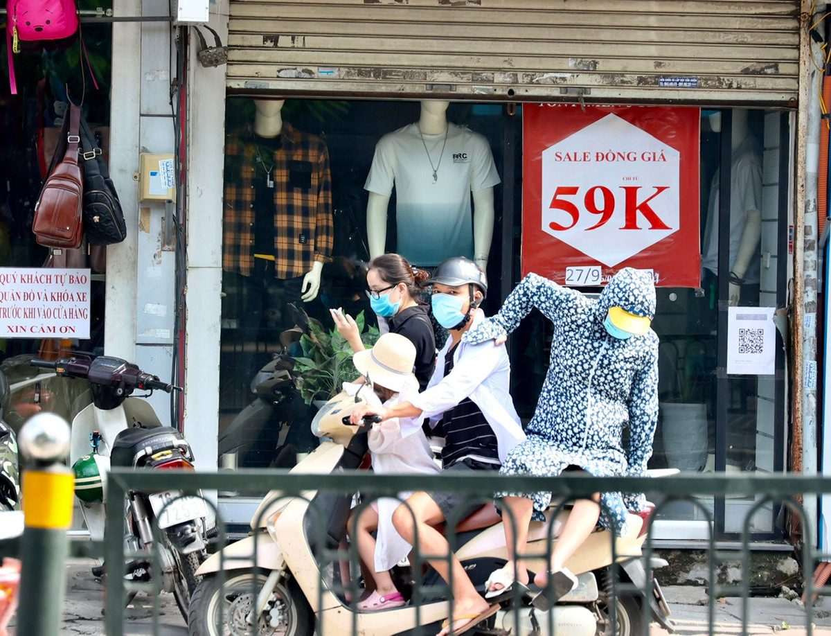Để thanh lý và nhập đồ Thu - Đông, hầu hết các cửa hàng đều treo biển giảm giá.
