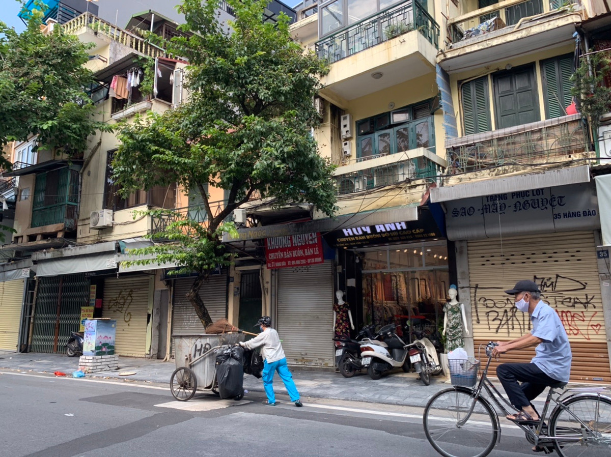 Trong khi khách nước ngoài hiện chưa được đến Việt Nam thì việc kiểm soát ra vào Hà Nội và các tỉnh lân cận cũng khiến nguồn hàng tại phố cổ Hà Nội “đóng băng”.