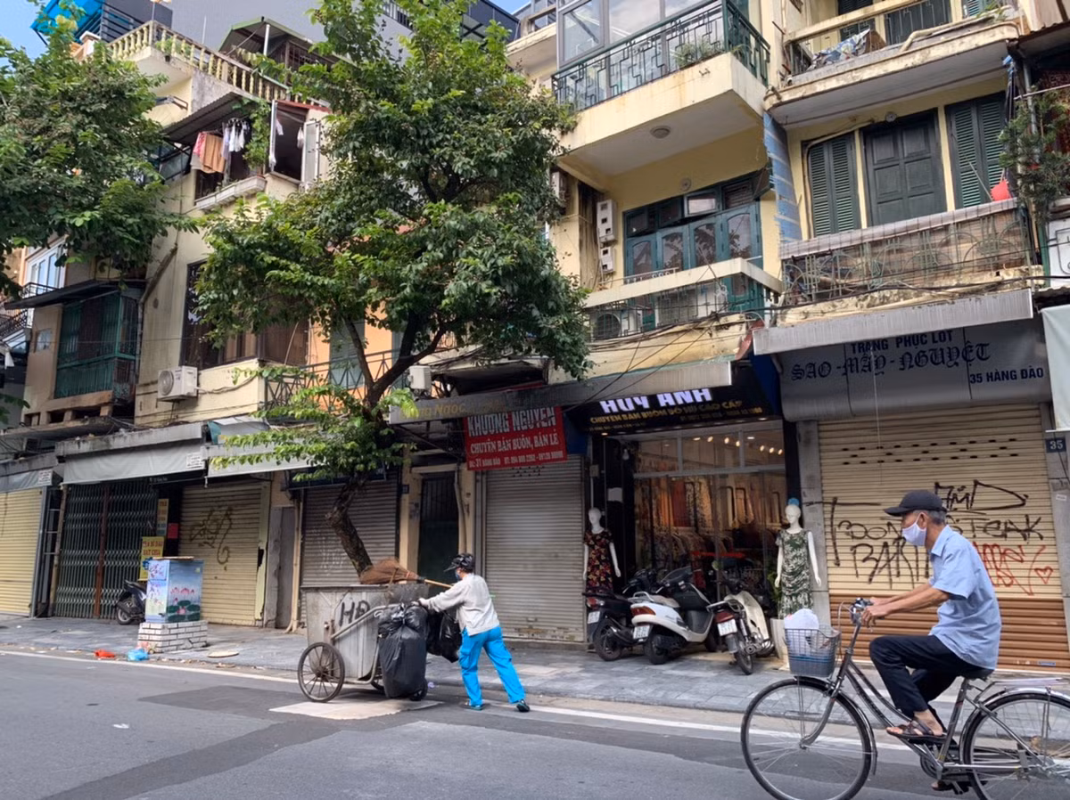 Trong khi khách nước ngoài hiện chưa được đến Việt Nam thì việc kiểm soát ra vào Hà Nội và các tỉnh lân cận cũng khiến nguồn hàng tại phố cổ Hà Nội “đóng băng”.