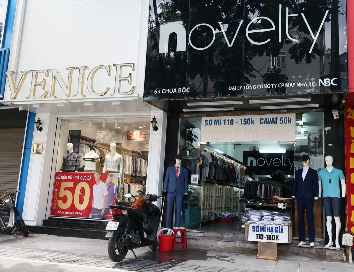 Do đóng cửa khoảng 2 tháng nay nên hầu hết các cửa hàng quần áo bị “đọng” hàng hè.