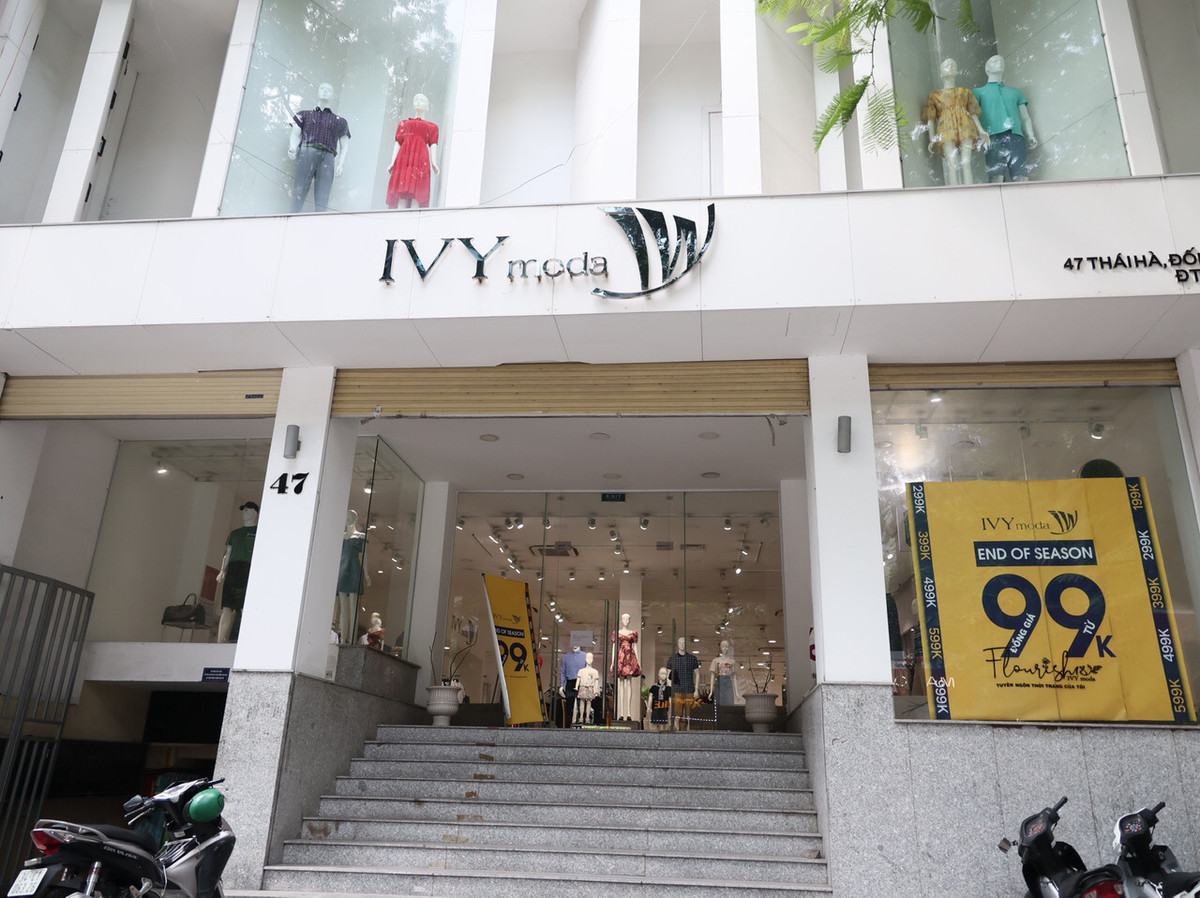 Những cửa hàng không giảm giá thì cũng treo biển “đồng giá” để sớm thanh lý hết hàng.