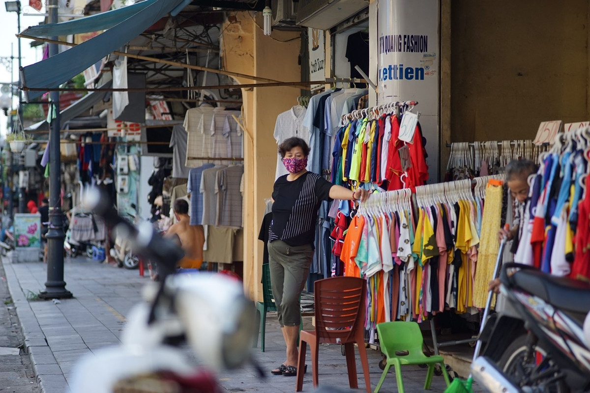 Thậm chí hàng mới cũng không thể nhập về để bán, mẫu mã cũng cũ nên không còn gì “hút khách”.