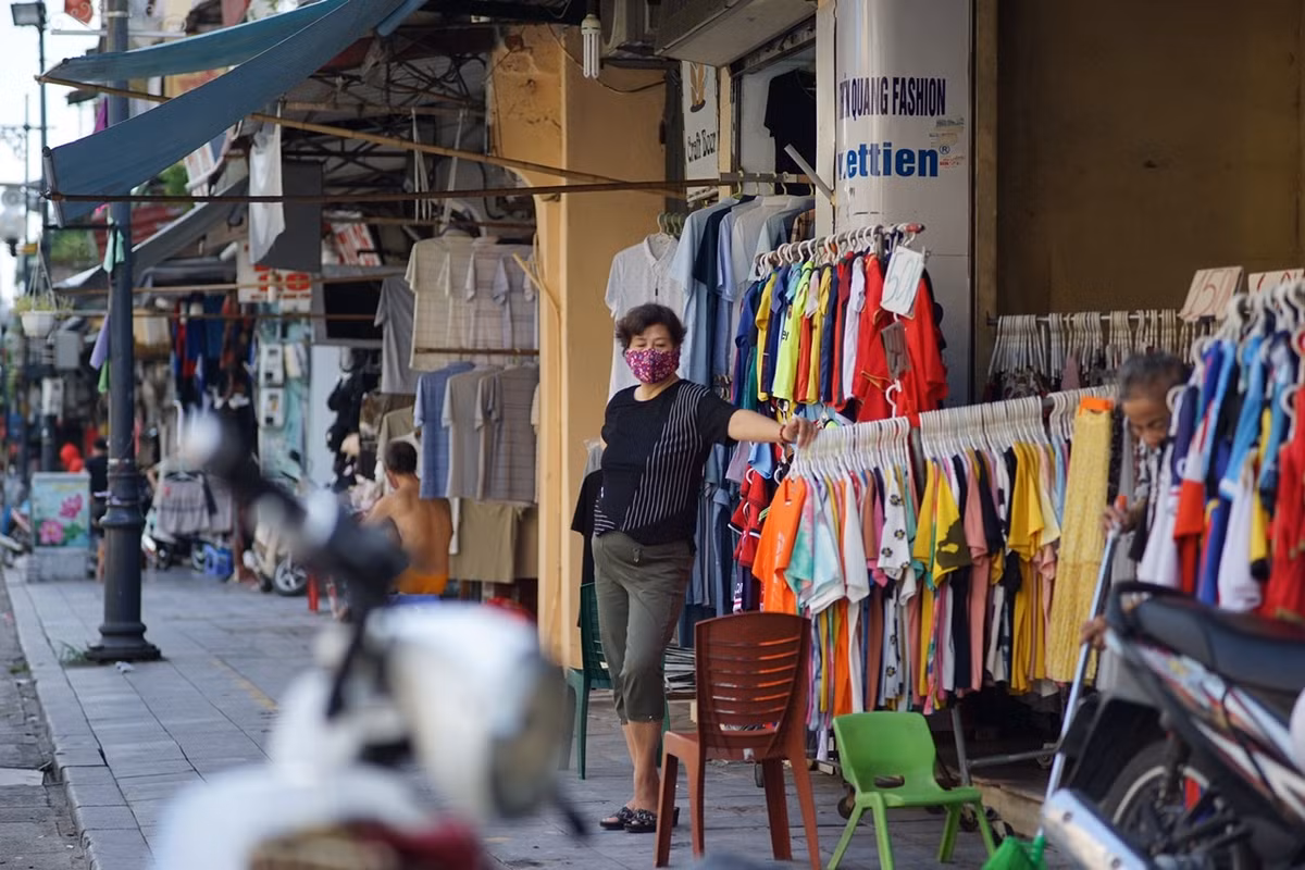 Thậm chí hàng mới cũng không thể nhập về để bán, mẫu mã cũng cũ nên không còn gì “hút khách”.