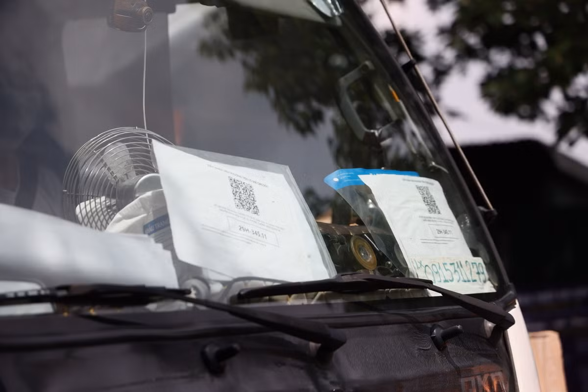 Ngay khi TP Hà Nội áp dụng Chỉ thị 15, các xe "luồng xanh" tăng cường hoạt động vận tải hàng hoá trên tuyến này gia tăng.