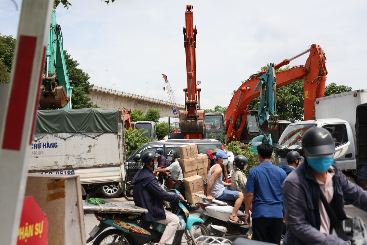 Ông Bùi Quang Khải - Chủ tịch UBND phường Thanh Lương (quận Hai Bà Trưng) xác nhận thông tin ùn tắc nhiều ngày qua và cho biết đang phối hợp với những đơn vị liên quan để giảm tải lượng phương tiện.
