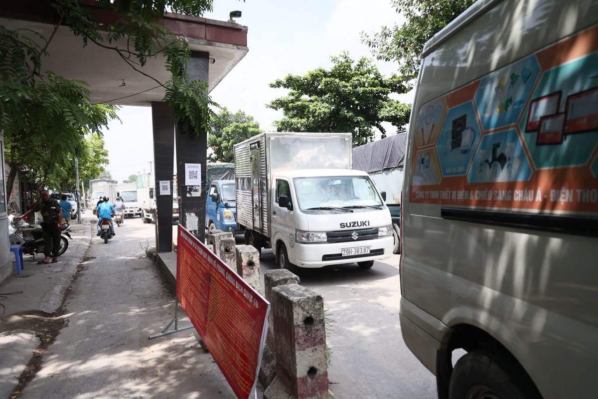 Ông Khải cho biết thêm, khu vực Cảng Hà Nội thuộc quận Hai Bà Trưng nhưng đường Nguyễn Khoái đoạn lại có một phần thuộc quận Hoàng Mai nên lực lượng chức năng cấp phường khó xử lý triệt để.