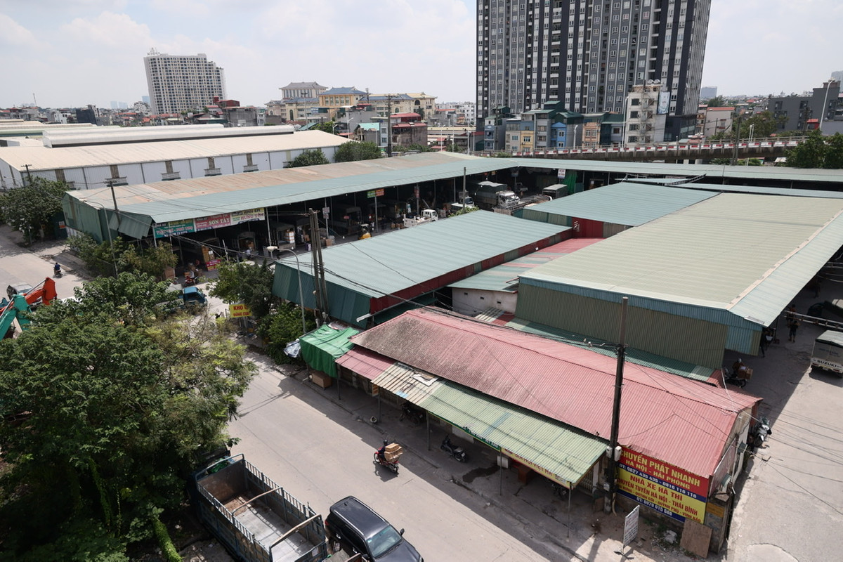 Khu vực kho bãi của Cảng Hà Nội trống trơn do xe tải chở hàng hoá cũng không thể di chuyển vào được bên trong.