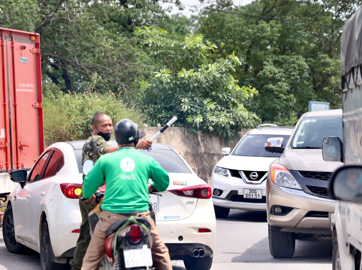 Những lúc không có lực lượng chức năng, người dân phải tự bố trí người phân luồng, điều tiết giao thông để giảm ùn tắc.