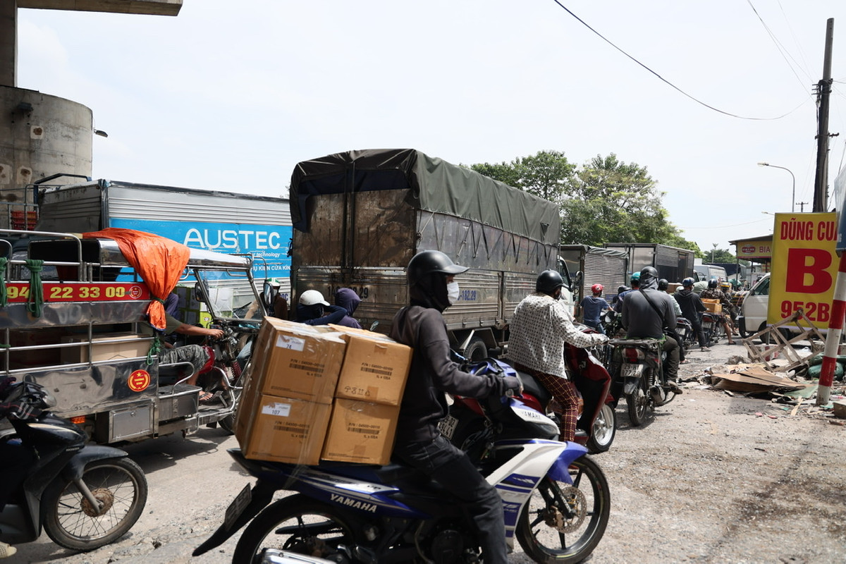 Theo ông Khải, Cảng Hà Nội là đầu mối vận chuyển giao thông chính của Thành phố nên lượng xe tải hoạt động rất lớn.