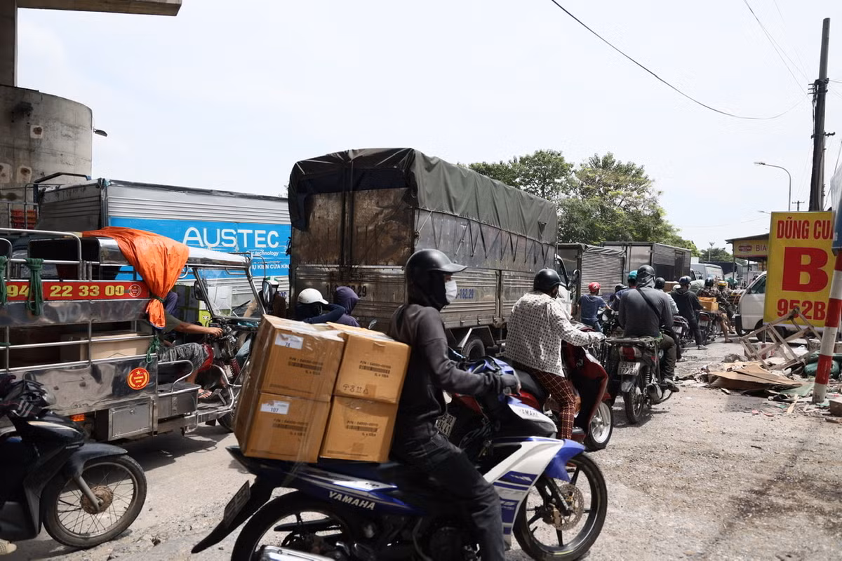 Theo ông Khải, Cảng Hà Nội là đầu mối vận chuyển giao thông chính của Thành phố nên lượng xe tải hoạt động rất lớn.