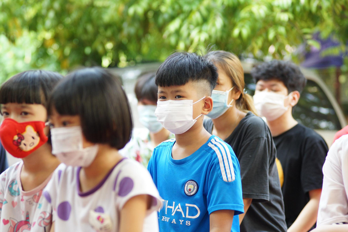 Mẹ Trần Thục Linh - Giám đốc Trung tâm nuôi dạy trẻ mồ côi Hà Đông cho biết: "Hiện nay Trung tâm có hơn 40 em, em nhỏ nhất vừa đi học, em lớn nhất hiện đang học đại học năm thứ 2".