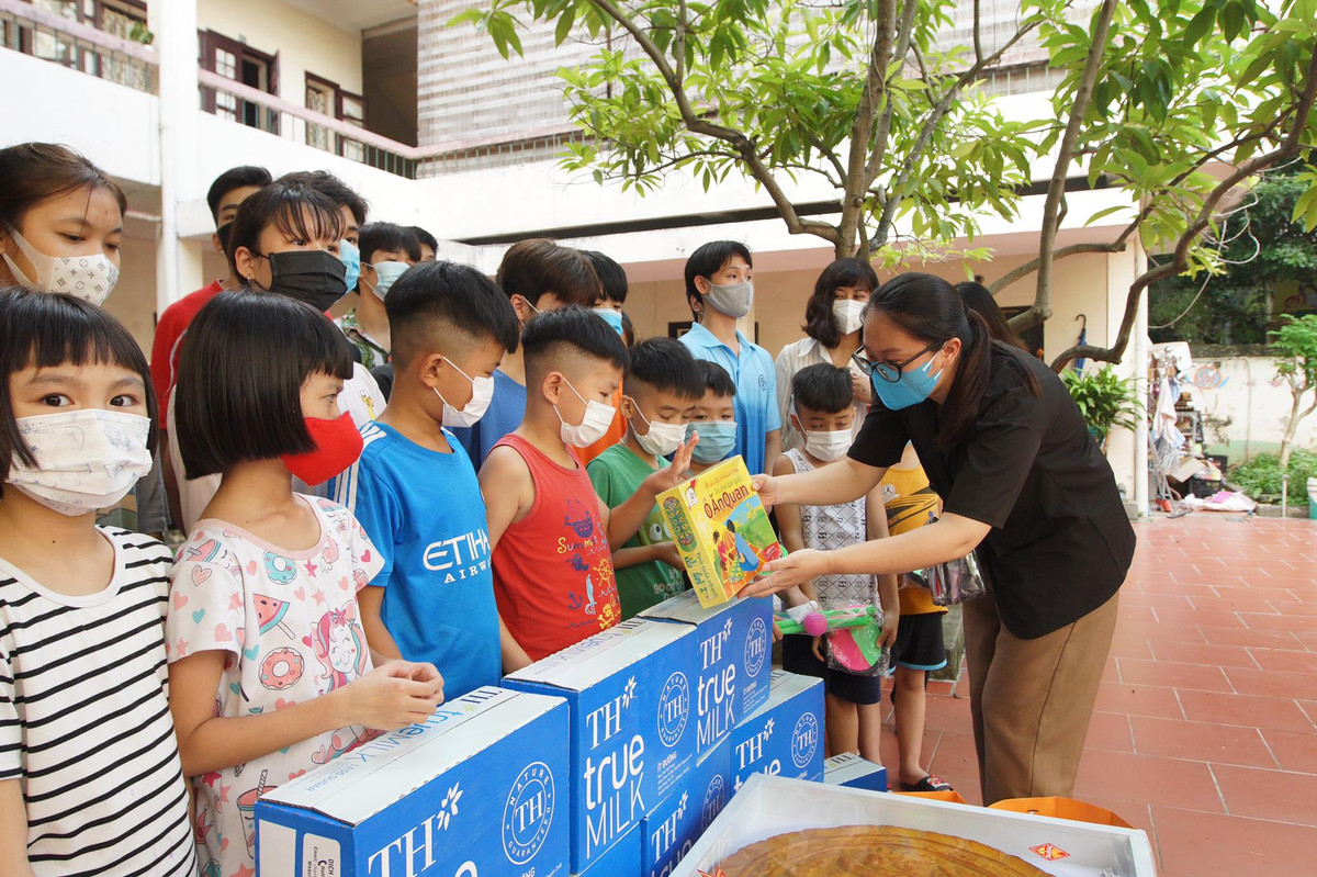 Chia sẻ tại Trung tâm, bà Mai Hương mong muốn những em nhỏ tại Trung tâm nuôi dạy trẻ mồ côi Hà Đông sau khi ra trường muốn tìm hiểu nghề báo có thể tham khảo và liên hệ tới Báo Tri thức và Cuộc sống để được hỗ trợ, hướng dẫn và dạy nghề.