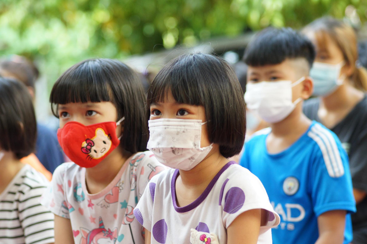 Niềm vui của các em nhỏ Trung tâm khi nhận những món quà thú vị.