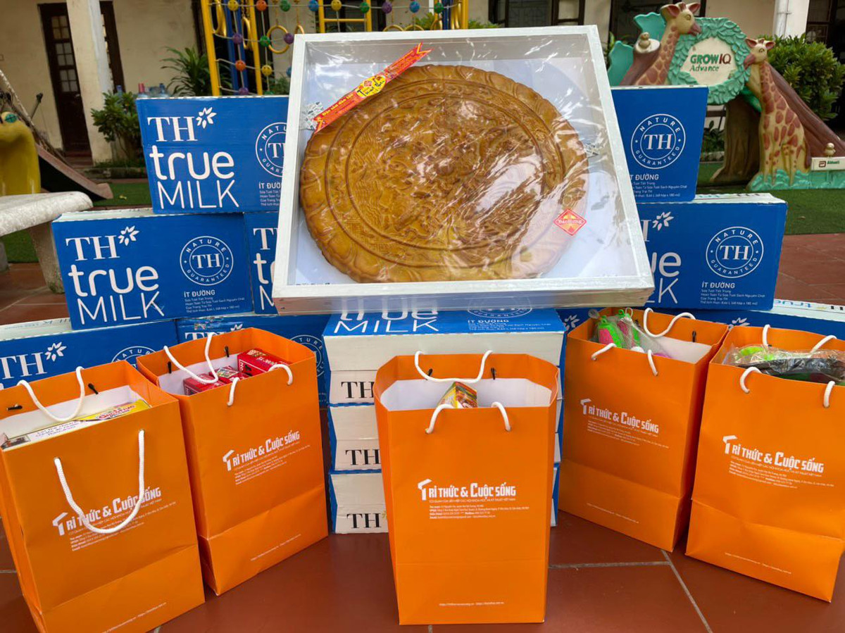 Những hộp sữa TH TrueMilk cùng chiếc bánh Trung Thu "siêu to khổng lồ" sẽ mang đến cho các em nhỏ mồ côi một ngày Tết vui vẻ, đầm ấm.